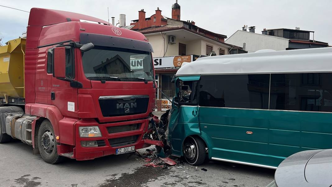 Konya merkezde büyük kaza! 10 yaralı var 5